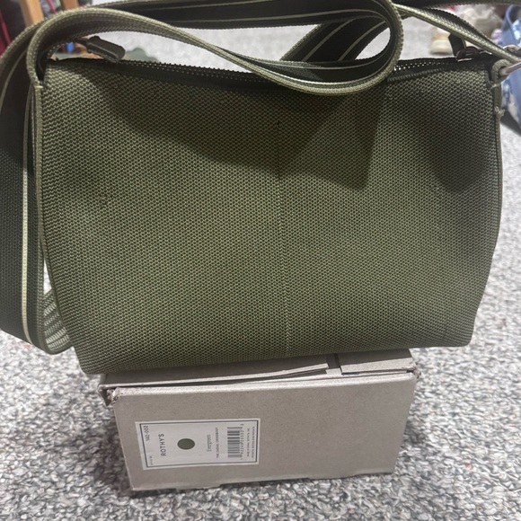 EUC Evergreen Crossbody- comes with box and tag - Picture 6 of 6